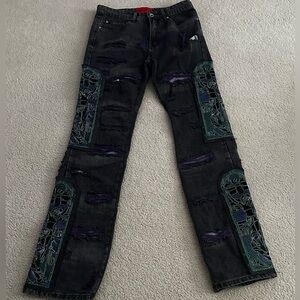 Who decides war window, jeans, purple green